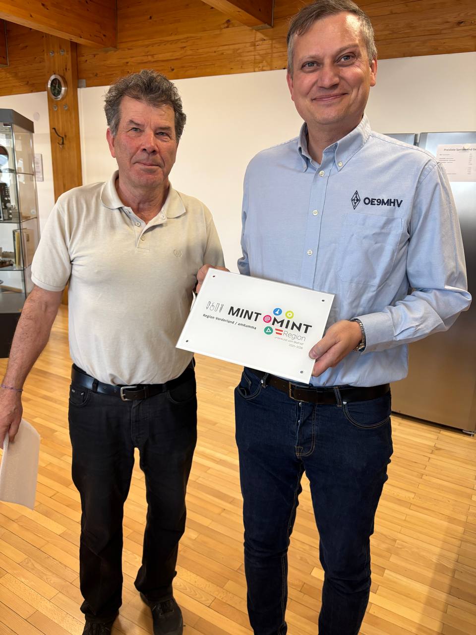 Übergabe des Schildes an Mario - © Klaus OE9BKJ